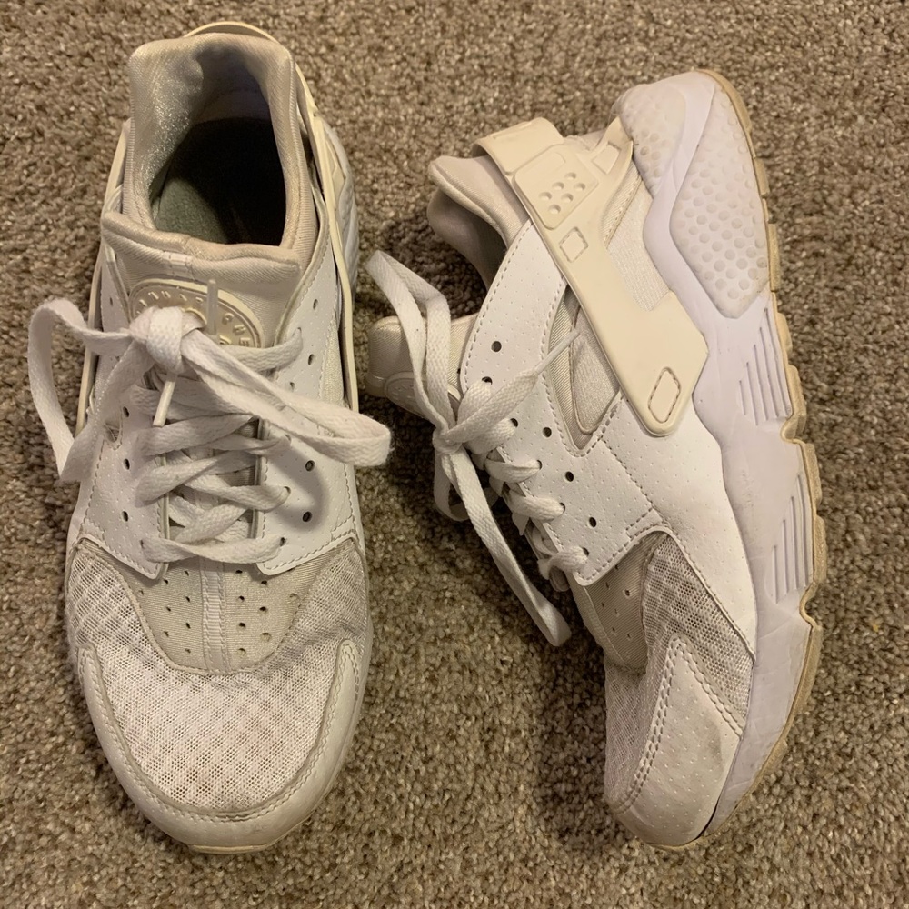 White nike huarache size 10